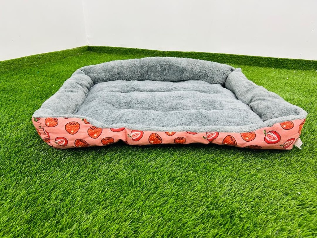 Cama Para Mascotas Color Rosada Con Motivo De Fresas 55cm X 70cm