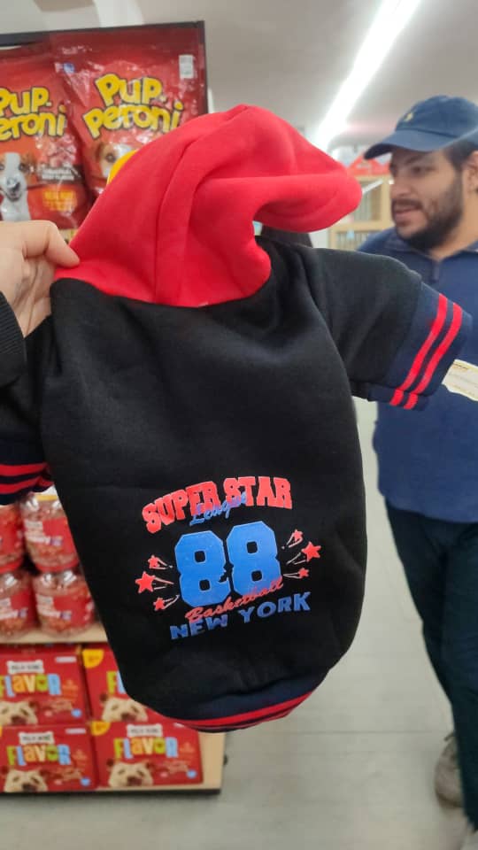 SUDADERA CON ESTAMPADO PARA MASCOTAS DE COLOR ROJO Y NEGRO M
