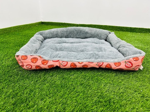 [063] Cama Para Mascotas Color Rosada Con Motivo De Fresas 60cm X 80cm